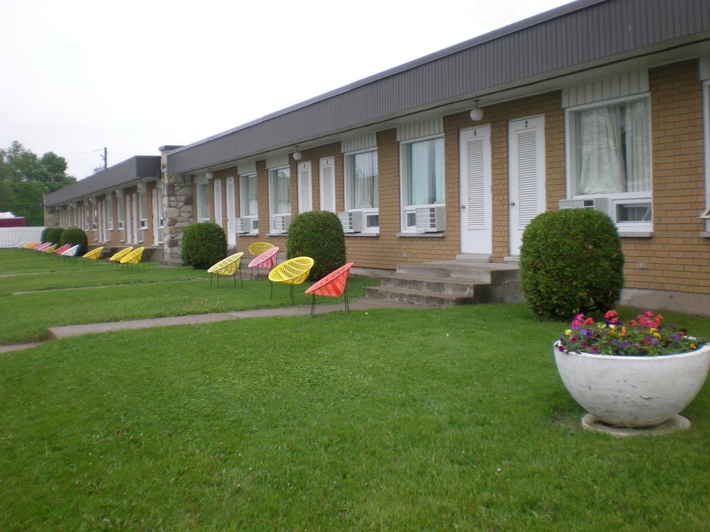 Motel Vaudreuil Екстериор снимка